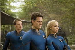 Erst sp&auml;t erkennen Johnny (Chris Evans, l.), Reed (Ioan Gruffudd, M.) und Susan (Jessica Alba, r.), dass der "Silver Surfer" selbst das Opfer einer Erpressung geworden ist ...