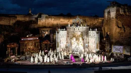 Oper "Tosca" aus dem Steinbruch St. Margarethen mit Joyce El-Khoury als Tosca, Yongzhao Yu als Cavaradossi und Gevorg Hakobyan als Scarpia. Das B&uuml;hnenbild ist von Thaddeus Strassberger und die Kost&uuml;me sind von Giuseppe Palella.