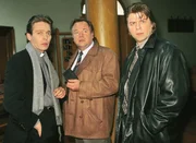 Die eingestickten Initialen in der Decke, in der das Kind eingewickelt war, führt die Kommissare Kehler (Wolfgang Bathke, Mi.) und Wolniak (Uwe Fellensiek, re.) zu dem Prieser Ölmüller (Jacques Breuer). Die eingestickten Initialen in der Decke, in der das Kind eingewickelt war, führt die Kommissare Kehler (Wolfgang Bathke, Mi.) und Wolniak (Uwe Fellensiek, re.) zu dem Prieser Ölmüller (Jacques Breuer).