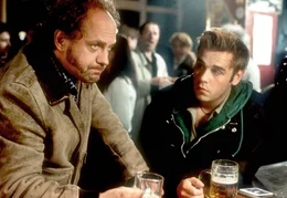 Franz (Uwe Ochsenknecht, l.) und Benny (Frank Giering, r.) lassen sich vom Kredithai Johannsen nicht l&auml;nger auf den Nerven herumtrampeln.