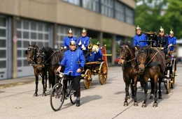 Pferdebespannte Dampfdruckspritze und Turmdrehleiter.
