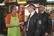 S&uuml;leyman (Hussi K&uuml;tlucan, l.) ger&auml;t unter Druck, als Polizist Moor (Sandro Preu&szlig;, l.) und ein Kollege bei ihm aufkreuzt ...