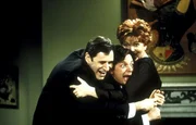 Paul (Richard Kind, l.), Mike (Michael J. Fox, M.) und Nikki (Connie Britton, r.) sind &uuml;beraus gl&uuml;cklich ...