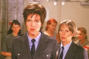 Walter alias Karin (Katy Karrenbauer, li.) reagiert als Erste auf Mareikes Angriff auf J&ouml;rg und greift ein (re. Claudia Loerding).
