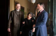 v.l.n.r. Inspector Bullivant (Paul Reid), Amelia Rojas (Blu Hunt) und Pinkerton Detective (Charlie Kranz). v.l.n.r. Inspector Bullivant (Paul Reid), Amelia Rojas (Blu Hunt) und Pinkerton Detective (Charlie Kranz).