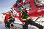 Air Zermatt. Rettungssanitäter Benjamin Hirschier (vorne) im Einsatz mit einem seiner Kollegen: Eine verunfallte Skifahrerin muss transportiert werden. Air Zermatt. Rettungssanitäter Benjamin Hirschier (vorne) im Einsatz mit einem seiner Kollegen: Eine verunfallte Skifahrerin muss transportiert werden.