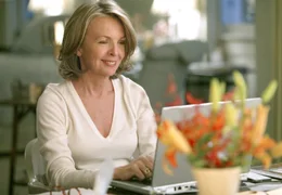 Nachdem Erica (Diane Keaton) Harry mit einer J&uuml;ngeren gesehen hat, verarbeitet sie ihren Schmerz in einer Liebeskom&ouml;die.