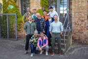 hinten v. li.: Finn Hanssen als Oliver, Pascal Stenzel als Tommy, Alexander Khachab als Karim, Jayar Sibilla als Elias mitte v. li: Matthias Etienne Girrulat als Bruno, Lutz Schweigel als Joe, Frank Winter als Piet, Filip Nikolic als Mike vorn v. li.: Marcel Maurice Neue als Krätze, Alexander Freund als Schmidti hinten v. li.: Finn Hanssen als Oliver, Pascal Stenzel als Tommy, Alexander Khachab als Karim, Jayar Sibilla als Elias mitte v. li: Matthias Etienne Girrulat als Bruno, Lutz Schweigel als Joe, Frank Winter als Piet, Filip Nikolic als Mike vorn v. li.: Marcel Maurice Neue als Krätze, Alexander Freund als Schmidti