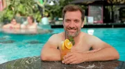 Ein Tag im Erlebnisbad bietet Spaß für die ganze Familie: Rutschenparadies und Wellenbad für die Kleinen, vielfältige Saunalandschaft für die Großen. Doch die Erholung schwindet rasch beim Blick auf den Preis: Erwachsene zahlen 2025 je nach Anlage, Aufenthaltsdauer und gebuchtem Bereich zwischen rund 30 und über 60 Euro pro Person. Daniel Aßmann prüft das Preis-Leistungsverhältnis in drei verschiedenen Erlebnisbädern und findet heraus, was wirklich hinter den deftigen Ticketpreisen steckt – das alles in „Ausgerechnet – Erlebnisbad". Ein Tag im Erlebnisbad bietet Spaß für die ganze Familie: Rutschenparadies und Wellenbad für die Kleinen, vielfältige Saunalandschaft für die Großen. Doch die Erholung schwindet rasch beim Blick auf den Preis: Erwachsene zahlen 2025 je nach Anlage, Aufenthaltsdauer und gebuchtem Bereich zwischen rund 30 und über 60 Euro pro Person. Daniel Aßmann prüft das Preis-Leistungsverhältnis in drei verschiedenen Erlebnisbädern und findet heraus, was wirklich hinter den deftigen Ticketpreisen steckt – das alles in „Ausgerechnet – Erlebnisbad".