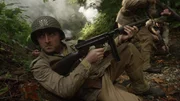 HISTORISCHE NACHSTELLUNG &ndash; Hauptmann Matt Urban vom 60. amerikanischen Infanterieregiment f&uuml;hrt seine Kompanie gegen eine deutsche Stellung an. (HLS6 Productions Ltd.)