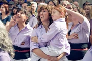 Estel (Betsy Túrnez) und ihre Tochter Clàudia (Giulieta Scattolini) beobachten den Bau einer menschlichen Pyramide. Estel (Betsy Túrnez) und ihre Tochter Clàudia (Giulieta Scattolini) beobachten den Bau einer menschlichen Pyramide.