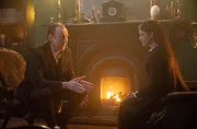 Sherlock Holmes (David Thewlis, l.) und Amelia Rojas (Blu Hunt, r.). Sherlock Holmes (David Thewlis, l.) und Amelia Rojas (Blu Hunt, r.).