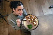 Köchin Lucie präsentiert Pommes Anna – ein französischer Klassiker aus Kartoffeln und Butter. Köchin Lucie präsentiert Pommes Anna – ein französischer Klassiker aus Kartoffeln und Butter.