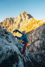 Michi Kemeter beim Bohren eines Loches für einen Befestigungsbohrhacken seiner Highline an der Grimming Scharte Michi Kemeter beim Bohren eines Loches für einen Befestigungsbohrhacken seiner Highline an der Grimming Scharte