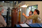 Umweltwissenschaftler Rohan Edirisoorya (Mi.) zeigt Johnny (li.) und Corentin de Chatelperron (re.), wie er mit einem Pyrolysator Kunststoffe wieder in Kraftstoff und Gas umwandelt. Umweltwissenschaftler Rohan Edirisoorya (Mi.) zeigt Johnny (li.) und Corentin de Chatelperron (re.), wie er mit einem Pyrolysator Kunststoffe wieder in Kraftstoff und Gas umwandelt.