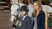 Georgie und Amy beobachten Georgies Mitschuelerin Olivia (von li nach re: Alisha Newton, Amber Marshall).