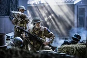 HISTORISCHE NACHSTELLUNG &ndash; Soldaten der kanadischen Black Watch (Evan Sorensen und Jake Valinho) bereiten sich auf den Kampf vor. (Bildnachweis: HLS6 Productions Ltd./Sean F. White)