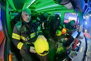 Berufsfeuerwehr Basel. Thomas Meyer, Wachtmeister Berufsfeuerwehr Basel, und sein Team brechen zu einem Einsatz auf. Berufsfeuerwehr Basel. Thomas Meyer, Wachtmeister Berufsfeuerwehr Basel, und sein Team brechen zu einem Einsatz auf.