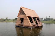 Ðoàn Thanh Hà entwirft seit den 2000er Jahren behagliche Wohnräume aus Recyclingmaterial, inspiriert von vietnamesischen Minderheiten. Ðoàn Thanh Hà entwirft seit den 2000er Jahren behagliche Wohnräume aus Recyclingmaterial, inspiriert von vietnamesischen Minderheiten.