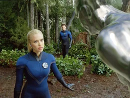 Erst sp&auml;t erkennt Susan (Jessica Alba, l.), dass der "Silver Surfer" (Doug Jones, r.) von dem &uuml;blen Herrscher seines Planeten erpresst wird ...