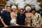 Von links: Gordon Ramsay, unbekannte Person, Gino D'Acampo, unbekannte Person und Fred Sirieix Von links: Gordon Ramsay, unbekannte Person, Gino D'Acampo, unbekannte Person und Fred Sirieix