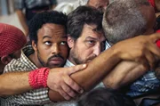 Daniel (Jean Cruz, li.) und Martí (Xavi Sáez, re.) bilden mit den anderen Männern des Dorfes die Basis des menschlichen Turms. Daniel (Jean Cruz, li.) und Martí (Xavi Sáez, re.) bilden mit den anderen Männern des Dorfes die Basis des menschlichen Turms.