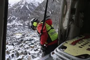 Air Zermatt. Notfallsanitäterin Sandra Wenger arbeitet vom Helikopter aus mit dem Notfallarzt zusammen bei einer Bergung mit Winde. Air Zermatt. Notfallsanitäterin Sandra Wenger arbeitet vom Helikopter aus mit dem Notfallarzt zusammen bei einer Bergung mit Winde.
