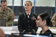 Kari Matchett als Colonel Eve Lazarus