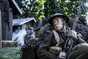 NACHSTELLUNG &ndash; Captain Bennett (Baden Oliver) versteckt sich vor deutschen Soldaten. (Bildnachweis: HLS6 Productions Ltd./Sean F. White)