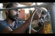 In Trincomalee zeigen die lokalen Lowtech-Experten den Nomaden, wie sie Benzin aus Plastikabfällen gewinnen. In Trincomalee zeigen die lokalen Lowtech-Experten den Nomaden, wie sie Benzin aus Plastikabfällen gewinnen.