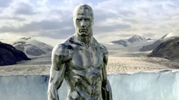 Der "Silver Surfer" (Doug Jones) ist Bewohner eines fremden Planeten. Noch wei&szlig; keiner, dass er f&uuml;r seinen Herrscher Galactus neue Planeten auskundschaften soll, die dieser dann als Nahrung verschlingen kann ...
