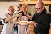 v.l.n.r.: Nadia Pasquali vom Restaurant Alla Borsa zeigt Tina Stoica und Norbert Langer (Feinkosth&auml;ndler aus Linz) die Tortellini-Herstellung