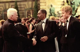 Profi-Boxer Kelly (Eddie Murphy, M.) und Geheimdienstagent Alex (Owen Wilson, r.) treffen auf den skrupellosen Waffenh&auml;ndler Gundars (Malcolm McDowell, l.), wodurch sie ihrer anspruchsvollen Mission einen bedeutenden Schritt n&auml;her kommen.