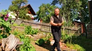Harry Prünster im Kräutergarten. Harry Prünster im Kräutergarten.
