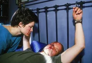 Martina (Judith Sehrbrock), die von Dr. Stein (Atto Suttarp) entführt wurde, konnte ihn nun ihrerseits überwältigen und fesselt ihn ans Bett Martina (Judith Sehrbrock), die von Dr. Stein (Atto Suttarp) entführt wurde, konnte ihn nun ihrerseits überwältigen und fesselt ihn ans Bett