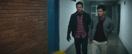 L-R: James Silva (Mark Wahlberg) und Li Noor (Iko Uwais)
