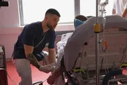 Notfallzentrum St. Gallen. Notfallpfleger Janosch Pecar versorgt einen Patienten. Notfallzentrum St. Gallen. Notfallpfleger Janosch Pecar versorgt einen Patienten.