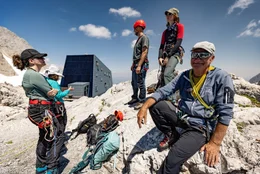 Bergf&uuml;hrer Hans Gapp mit Gruppe vor der Seethaler H&uuml;tte