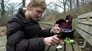 Alex versucht, Kontakt zu seinem Kind und seiner Ex-Partnerin aufzubauen. Das gibt ihm neuen Auftrieb, jedoch zieht das Leben auf der Stra&szlig;e erbarmungslos an seinen Kr&auml;ften..