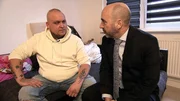 Schuldnerberater Max Postulka (re.) ist die letzte Chance, Markus vor einer Gefängnisstrafe zu bewahren. Doch auch dem erfahrenen Schuldnerberater gehen langsam die Optionen aus. Schuldnerberater Max Postulka (re.) ist die letzte Chance, Markus vor einer Gefängnisstrafe zu bewahren. Doch auch dem erfahrenen Schuldnerberater gehen langsam die Optionen aus.