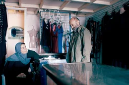Issa (Salim Daw) nimmt all seinen Mut zusammen und stattet Siham (Hiam Abbass) einen Besuch in ihrem Modegesch&auml;ft ab.