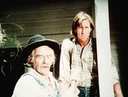 Sam Walton (Will Geer, l.) erklärt seinem jüngeren Verwandten Ham Denby (Warren Vanders, r.) wie es in Waltons Mountain zugeht. Sam Walton (Will Geer, l.) erklärt seinem jüngeren Verwandten Ham Denby (Warren Vanders, r.) wie es in Waltons Mountain zugeht.