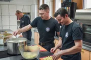 Berufsfeuerwehr Basel. Gemeinsames Kochen: Ivan Wallimann, Gefreiter Berufsfeuerwehr Basel (M.) und Kollegen bereiten sich ein Essen in der K&uuml;che des St&uuml;tzpunktes zu.