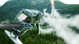 Weil der "Silver Surfer" (Doug Jones) den Menschen gro&szlig;e Angst bereitet, versuchen sie alles, um das mysteri&ouml;se Wesen zu t&ouml;ten. Doch schon bald wird deutlich, dass dieser im Dienste einer h&ouml;heren Macht agiert ...