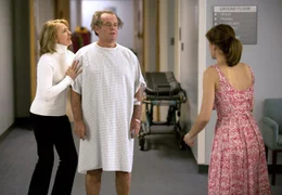 Als Harry (Jack Nicholson, M.) im Schlafzimmer von Marin (Amanda Peet, r.) einen Herzanfall erleidet, l&auml;sst Erica (Diane Keaton, l.) sich widerwillig &uuml;berreden, den Junggesellen bei sich aufzunehmen, bis er wieder transportf&auml;hig ist ...