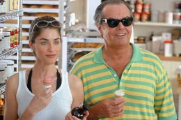 Die junge Marin Barry (Amanda Peet, l.) f&auml;hrt mit ihrer neuen Liebschaft, dem wesentlich &auml;lteren Harry (Jack Nicholson, r.) zum Strandhaus ihrer Mutter, um dort ungest&ouml;rt das Wochenende miteinander zu verbringen.