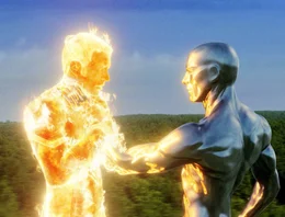 Ein Kampf, der nicht ohne Folgen bleibt: Als der "Silver Surfer" (Doug Jones, r.) Johnny (Chris Evans, l.) ber&uuml;hrt, ver&auml;ndert sich dessen DNA ...