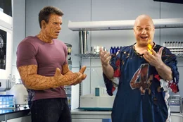 Johnny (Chris Evans, l. ) erlangt durch die Ber&uuml;hrung des Silver Surfers spezielle F&auml;higkeiten: Er kann jetzt die Superkr&auml;fte von Ben (Michael Chiklis, r.) annehmen ...