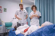 Notfallzentrum St. Gallen. Elke Schmidt, die ärztliche Leiterin des Notfallzentrums und ein Kollege führen ein Gespräch mit einer Patientin. Notfallzentrum St. Gallen. Elke Schmidt, die ärztliche Leiterin des Notfallzentrums und ein Kollege führen ein Gespräch mit einer Patientin.