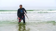 Leon (Daniel Fehlow) versucht sich im Kite-Surfen. Leon (Daniel Fehlow) versucht sich im Kite-Surfen.
